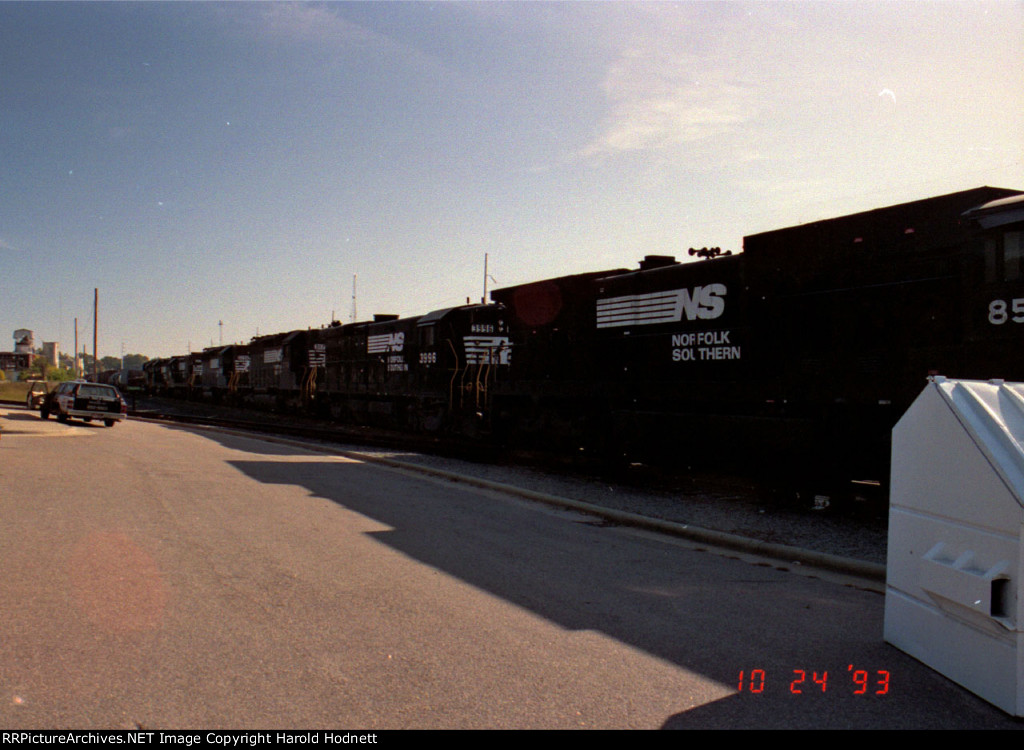 NS 8586 leads 5 other locos at Glenwood Yard